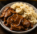 Chuletas de cerdo guisadas con puré de papa